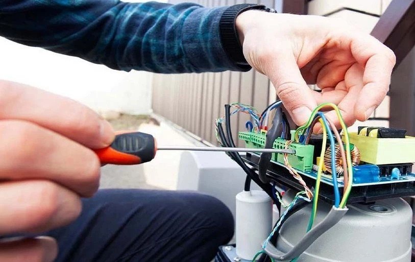 Czy do montażu napędu do bramy potrzebne są uprawnienia?